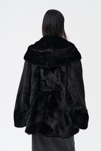 Миниатюра фотографии Шуба с капюшоном и норки