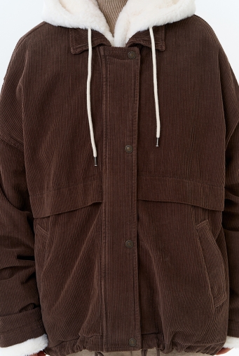 Миниатюра фотографии Женская утепленная куртка с отделкой из эко меха