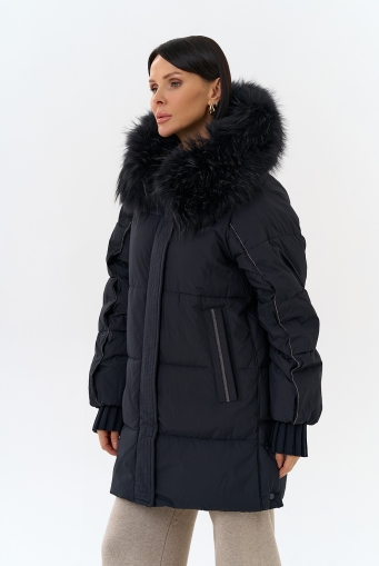 Миниатюра фотографии Женский пуховик с капюшоном из меха енота