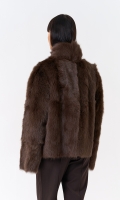 Миниатюра фотографии Женская короткая дубленка с воротником стойкой