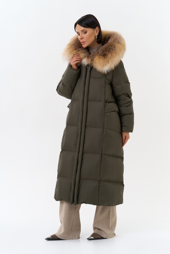 Миниатюра фотографии Женский длинный пуховик с отделкой из меха лисы