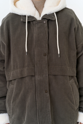 Миниатюра фотографии Женская утепленная куртка с отделкой из эко меха