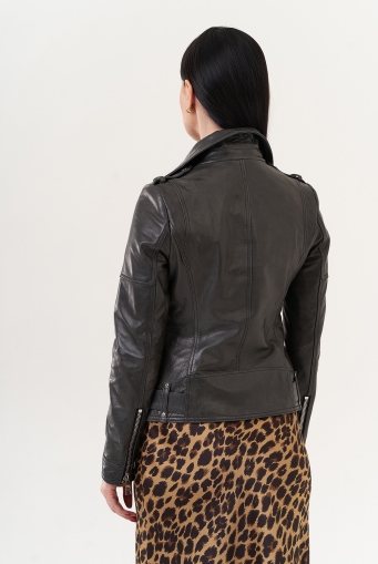 Миниатюра фотографии Кожаная куртка "косуха" серого  цвета