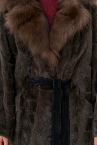 Миниатюра фотографии Шуба из меха норки с воротником из меха лисы