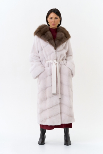 Миниатюра фотографии Белая шуба из меха норки с капюшоном из меха куницы