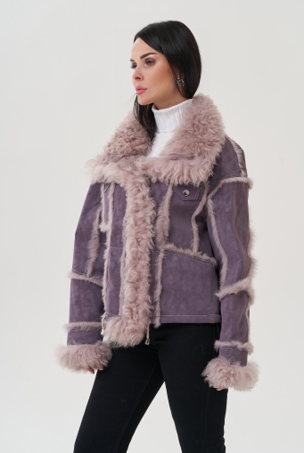 Миниатюра фотографии Женская куртка фиолетового цвета с меховой отделкой