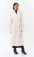 Миниатюра фотографии Белая шуба из меха норки с поясом