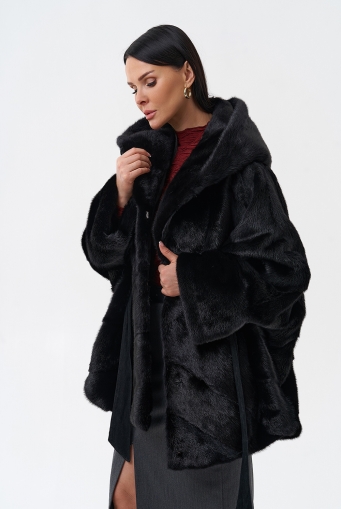 Миниатюра фотографии Шуба с капюшоном и норки