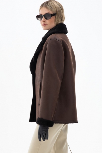 Миниатюра фотографии Женская двухсторонняя дубленка из эко кожи с английским воротником