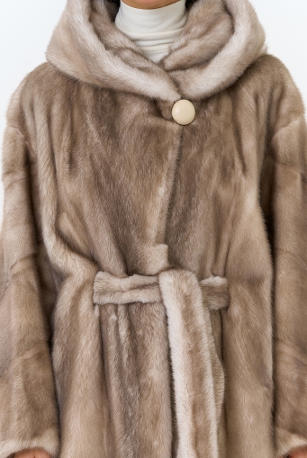 Миниатюра фотографии Женская шуба из меха норки с капюшоном