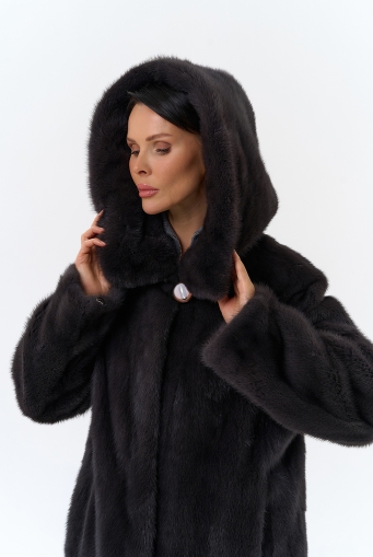 Миниатюра фотографии Женская шуба из норки силуэта баллон с капюшоном