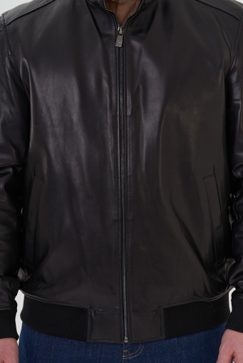 Миниатюра фотографии Кожаная куртка "бомбер" черного цвета