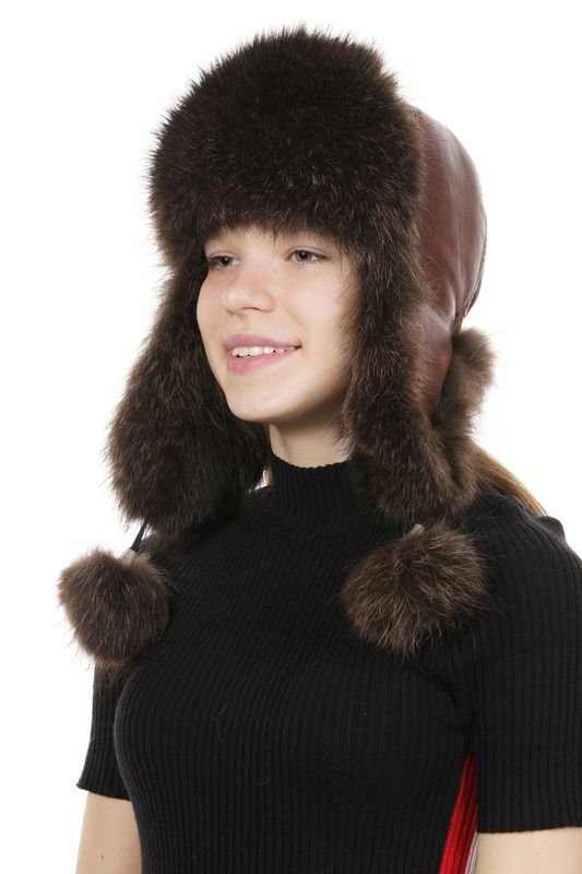 Миниатюра фотографии Шапка женская из натуральной кожи с енотом