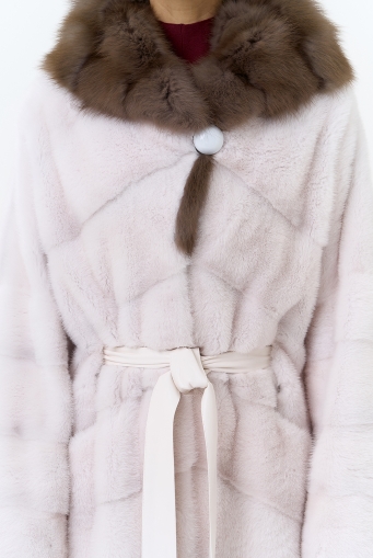 Миниатюра фотографии Белая шуба из меха норки с капюшоном из меха куницы