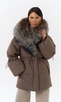 Миниатюра фотографии Женский пуховик с капюшоном из меха чернобурки
