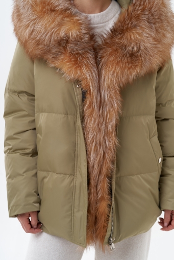 Превью изображения Пуховик с капюшоном из меха лисы Миниатюра фотографии Пуховик с капюшоном из меха лисы