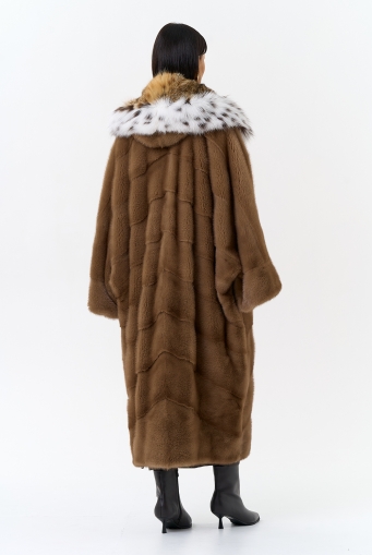 Миниатюра фотографии Шуба из меха норки с капюшоном из меха рыси