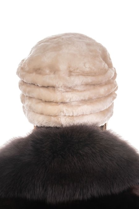 Купить Шапка женская из мутона в каталоге