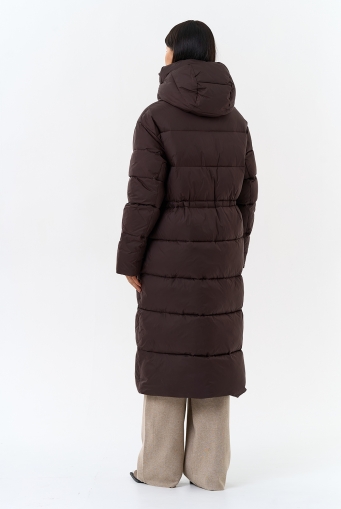 Миниатюра фотографии Женский пуховик коричневого цвета с капюшоном