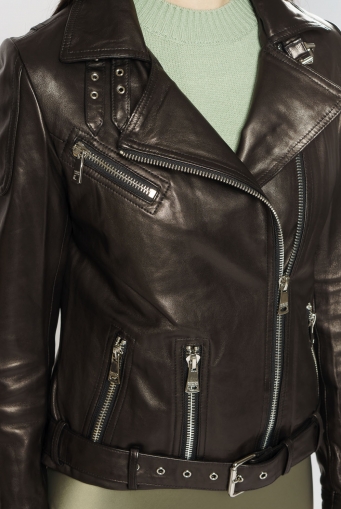 Миниатюра фотографии Кожаная куртка черного цвета