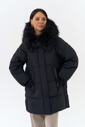 Миниатюра фотографии Женский пуховик с капюшоном из меха енота