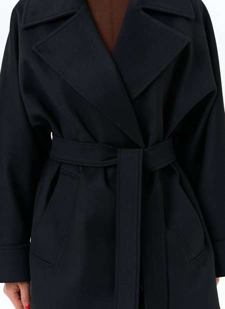 Купить Женское укороченное пальто черного цвета в каталоге