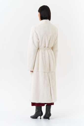 Миниатюра фотографии Белая шуба из меха норки с поясом