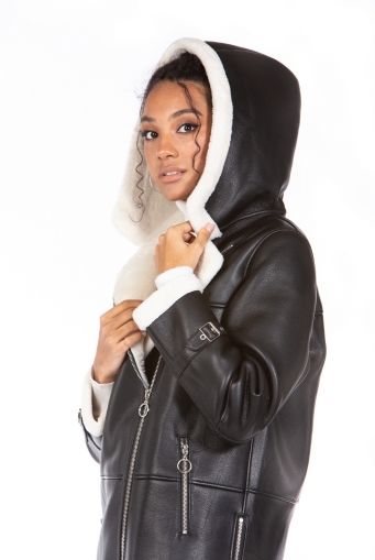 Миниатюра фотографии Женское кожаное пальто из эко-кожи с капюшоном, отделка искусственный мех