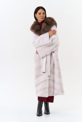 Миниатюра фотографии Белая шуба из меха норки с капюшоном из меха куницы