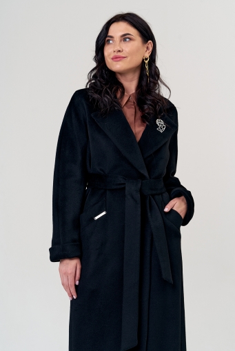 Миниатюра фотографии Классическое женское пальто в черном цвете