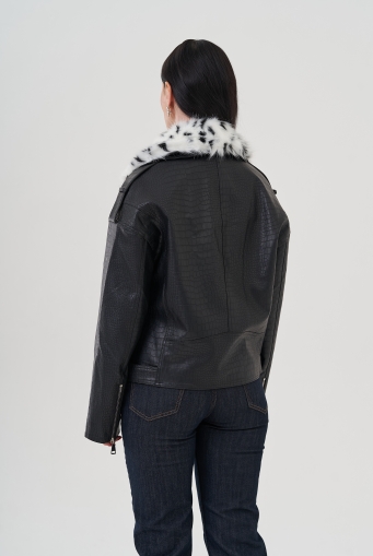 Миниатюра фотографии Куртка из эко кожи черного цвета