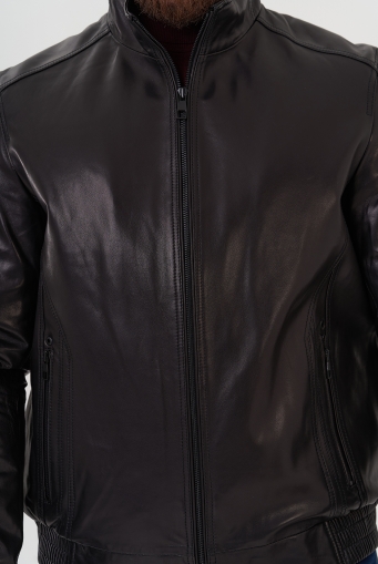 Миниатюра фотографии Мужская кожаная куртка черного цвета