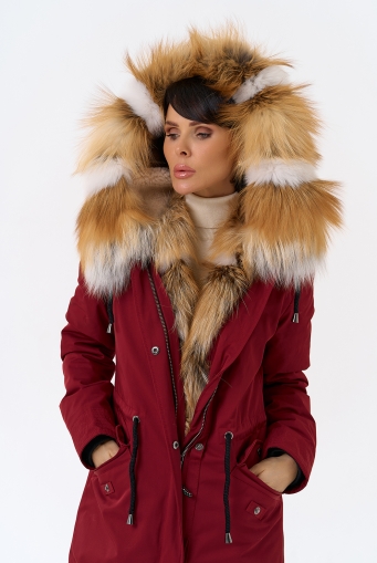Миниатюра фотографии Женская парка с капюшоном из меха рыжей лисы