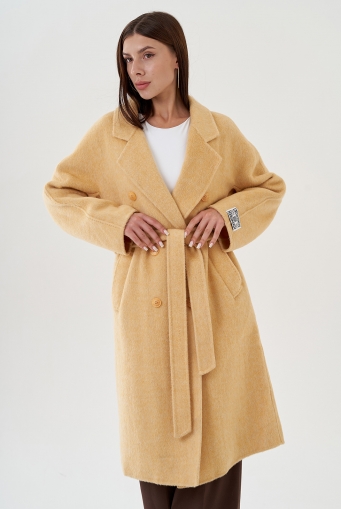 Миниатюра фотографии Удлиненное женское пальто в желтом цвете с поясом
