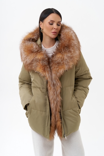 Превью изображения Пуховик с капюшоном из меха лисы Миниатюра фотографии Пуховик с капюшоном из меха лисы