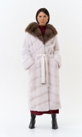 Миниатюра фотографии Белая шуба из меха норки с капюшоном из меха куницы