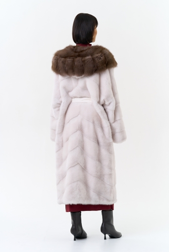 Миниатюра фотографии Белая шуба из меха норки с капюшоном из меха куницы