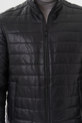 Миниатюра фотографии Мужская куртка из натуральной кожи черного цвета