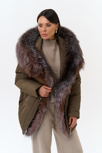 Миниатюра фотографии Женский пуховик с отделкой из меха блюфрост