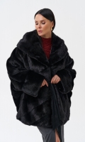 Миниатюра фотографии Шуба с капюшоном и норки