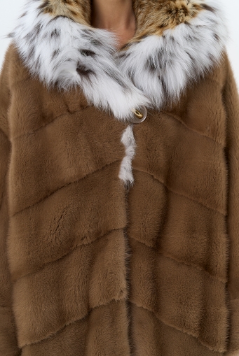 Миниатюра фотографии Шуба из меха норки с капюшоном из меха рыси