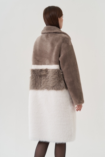 Миниатюра фотографии Пальто из овечьей шерсти бежевого цвета