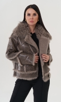 Миниатюра фотографии Куртка женская серого цвета с отложным воротником 