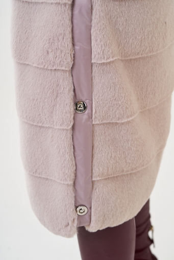 Миниатюра фотографии Пальто из искусственного меха с капюшоном