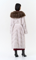 Миниатюра фотографии Белая шуба из меха норки с капюшоном из меха куницы