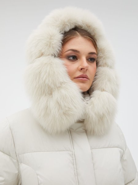 Купить Короткий пуховик с капюшоном из меха песца в каталоге