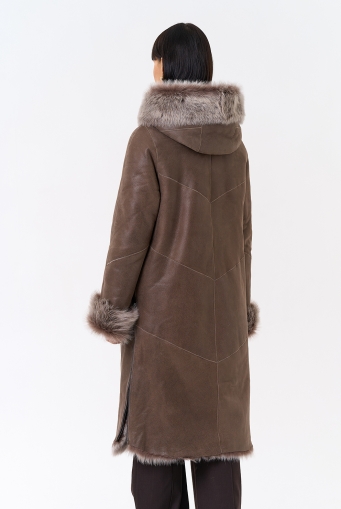 Миниатюра фотографии Женская натуральная дубленка с капюшоном