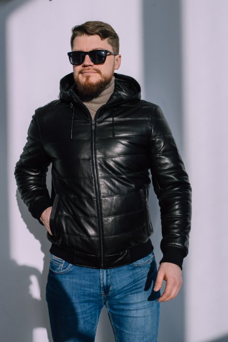 Купить Куртка бомбер черного цвета с капюшоном  в каталоге