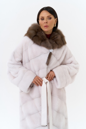 Миниатюра фотографии Белая шуба из меха норки с капюшоном из меха куницы