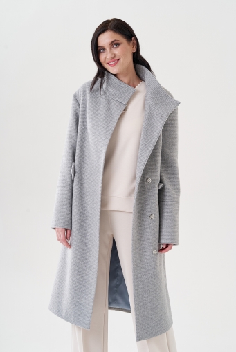 Миниатюра фотографии Женское пальто с воротником стойка